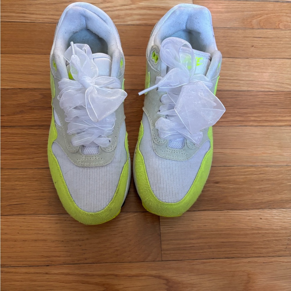 Nike Women's Sneakers in White and Neon Green